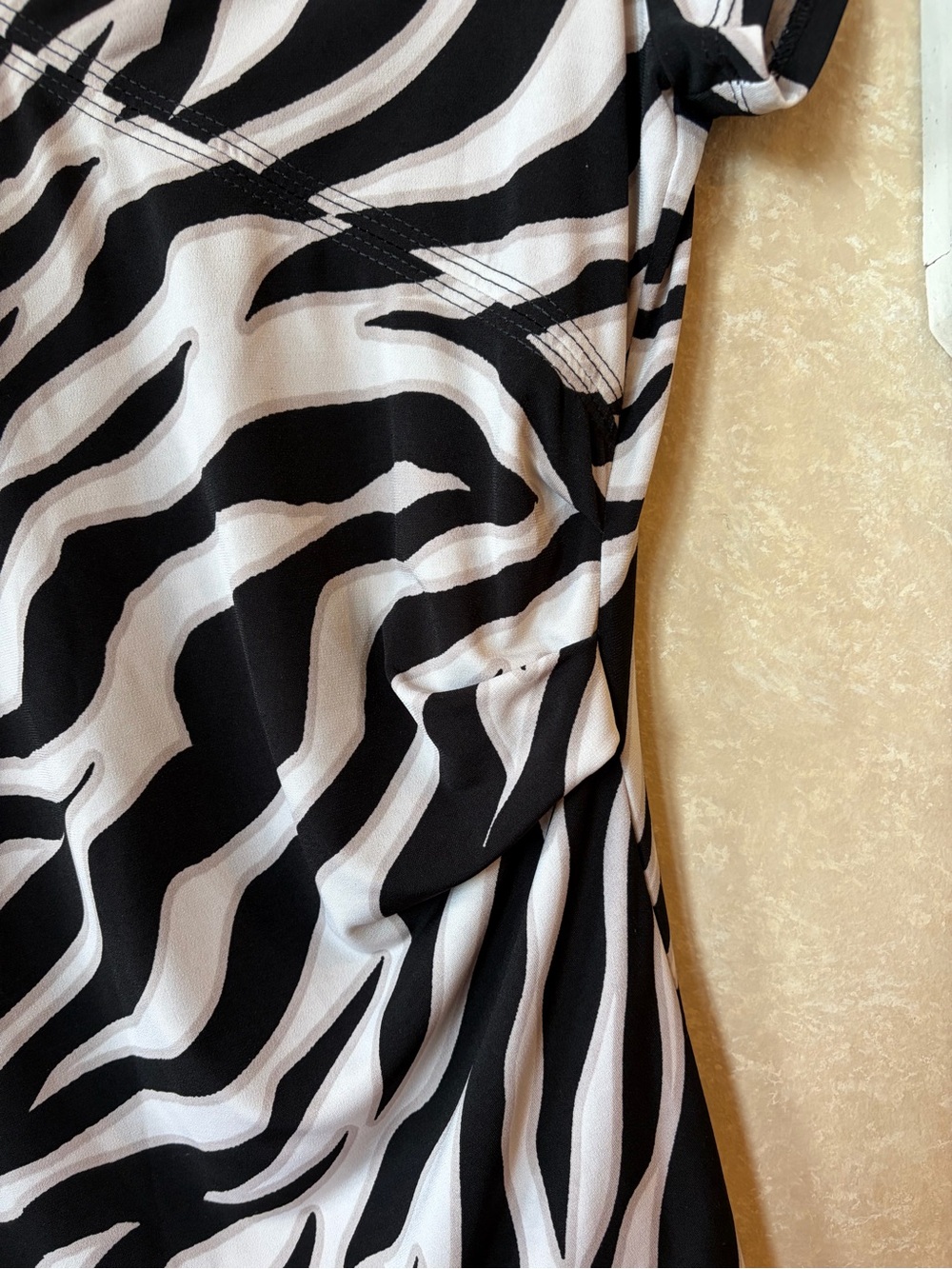 Joseph Ribkoff Women’s Zebra Print Short Sleeve Top Size Small - Picture 5 of 6